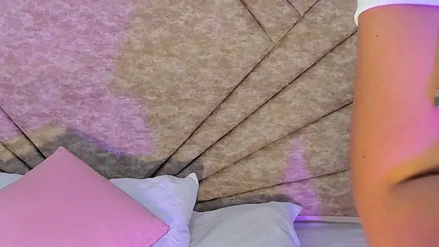 Snapshot of EmmaBlossom chatting on January 13, 2026, 2:21 pm EmmaBlossom online show from January 13, 2026, 2:21 pm