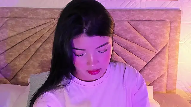 Snapshot of EmmaBlossom chatting on February 10, 2026, 12:37 pm EmmaBlossom online show from February 10, 2026, 12:37 pm