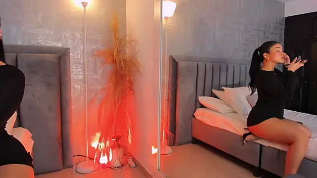 Snapshot of EmmaBlossom chatting on April 9, 2026, 12:44 pm EmmaBlossom online show from April 9, 2026, 12:44 pm