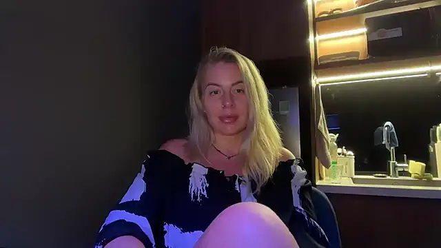 Miravynn online show from February 25, 2026, 5:02 pm