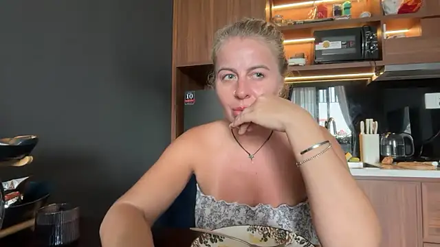 Miravynn online show from February 22, 2026, 5:43 am