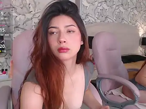 Snapshot of Adrianna5_ chatting on October 7, 2025, 11:33 am Adrianna5 online show from October 7, 2025, 11:33 am