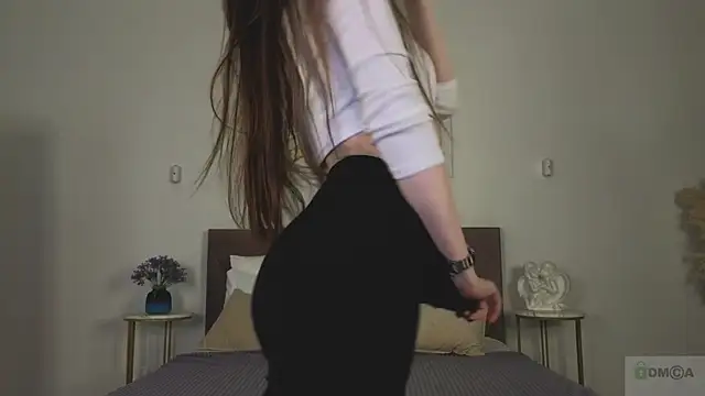 Nicole Broown  online show from April 2, 2026, 8:48 pm