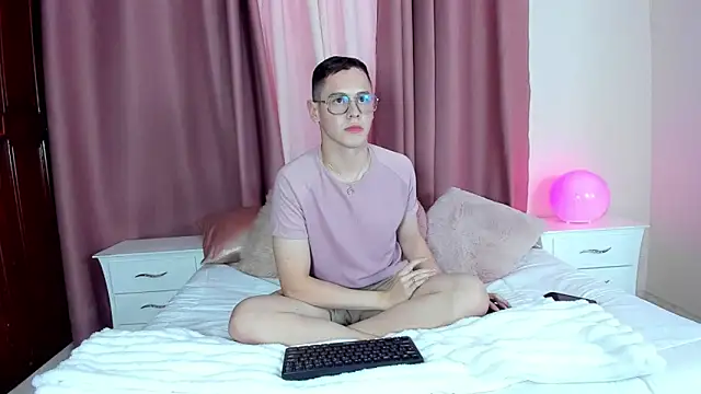 royal fantasy online show from December 3, 2025, 7:46 pm