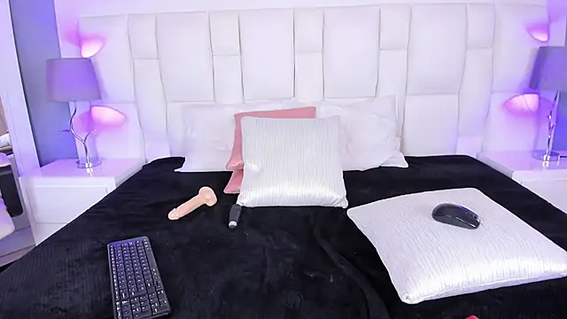 LilianGomez  online show from October 11, 2025, 3:35 pm