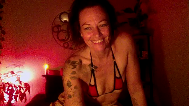 Snapshot of DesertLuxe chatting on October 18, 2025, 8:16 am DesertLuxe online show from October 18, 2025, 8:16 am