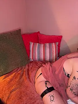 Snapshot of DesertLuxe chatting on January 9, 2026, 4:41 am DesertLuxe online show from January 9, 2026, 4:41 am