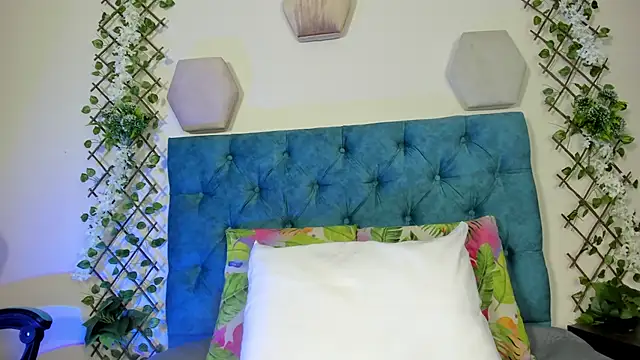 violett  rousee online show from October 6, 2025, 2:40 pm