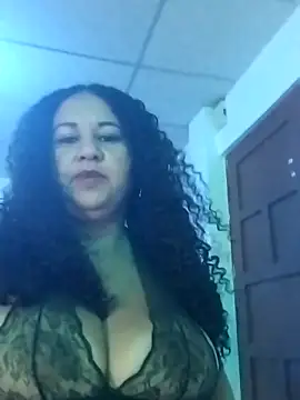 MEYBELLATINA online show from May 8, 2026, 10:35 pm
