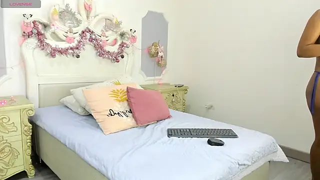 ChikiBom28 online show from November 30, 2025, 8:53 pm