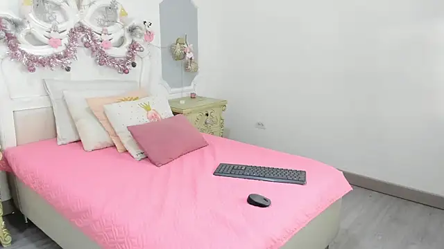 ChikiBom28 online show from December 4, 2025, 8:19 pm