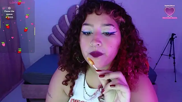 Snapshot of BlueeVelvet chatting on October 17, 2025, 11:28 pm BlueeVelvet online show from October 17, 2025, 11:28 pm