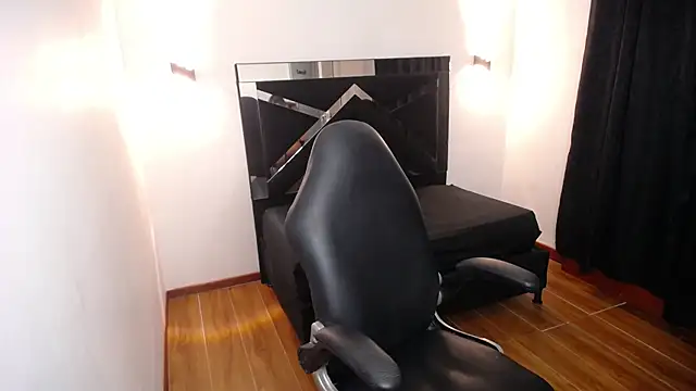 MarianaRojas  online show from December 23, 2025, 6:34 am