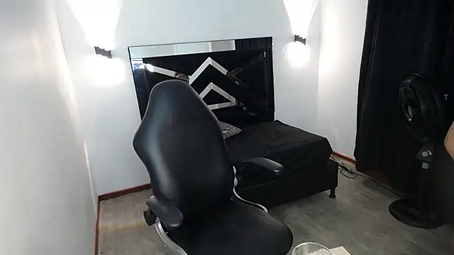 Snapshot of MarianaRojas_ chatting on March 14, 2026, 11:33 pm MarianaRojas online show from March 14, 2026, 11:33 pm