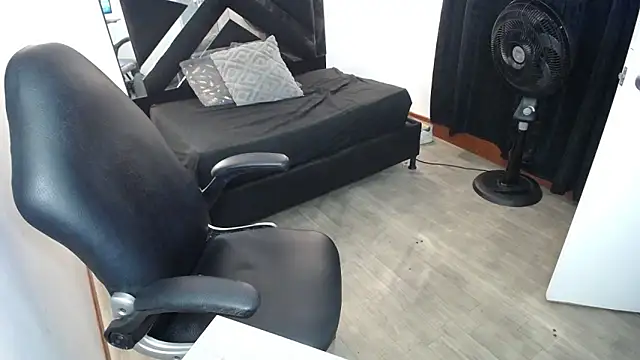 Snapshot of MarianaRojas_ chatting on May 19, 2026, 7:26 am MarianaRojas online show from May 19, 2026, 7:26 am