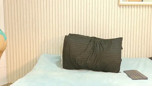 Abrilmirren online show from October 15, 2025, 11:18 am