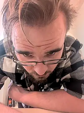 Snapshot of bear8t chatting on November 3, 2025, 4:32 pm bear8t online show from November 3, 2025, 4:32 pm