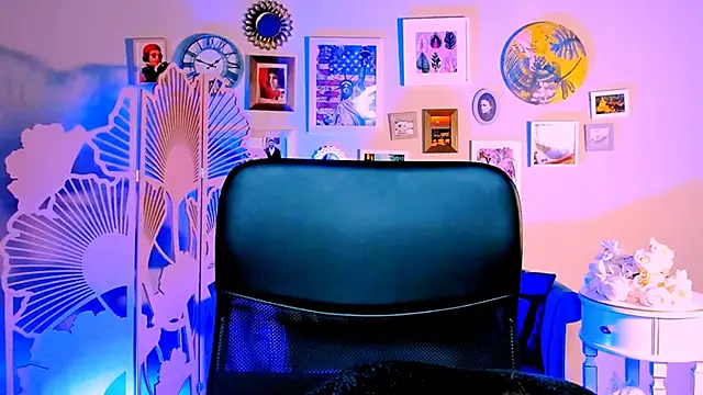 JuneWoods online show from November 14, 2025, 12:31 pm