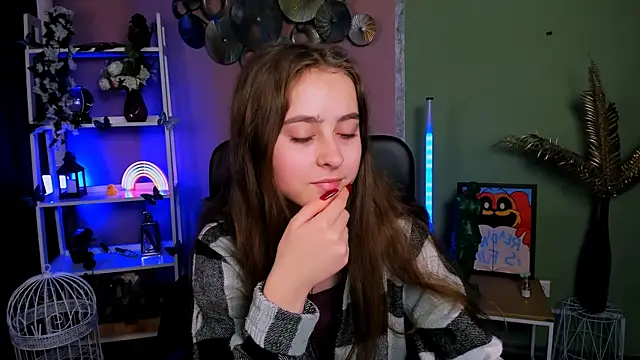 rebecca smile online show from November 14, 2025, 1:26 pm