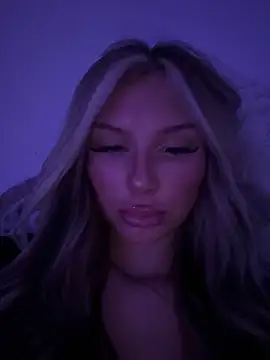 blondeeee online show from May 17, 2026, 5:35 pm