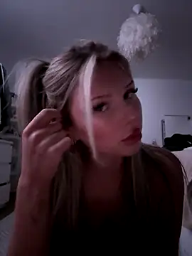 blondeeee online show from December 15, 2025, 5:41 pm