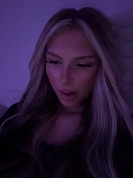 blondeeee online show from May 18, 2026, 3:39 pm