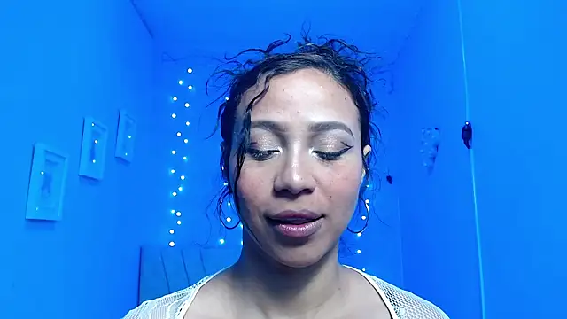 Snapshot of mIley_011 chatting on October 3, 2025, 1:34 pm mIley 011 online show from October 3, 2025, 1:34 pm