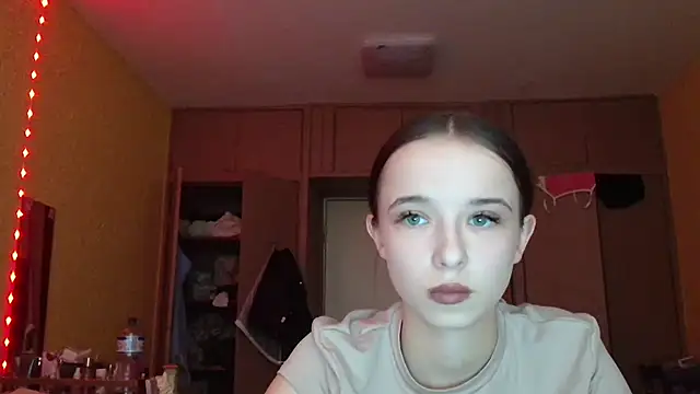 Emilia Light online show from May 6, 2026, 8:29 am