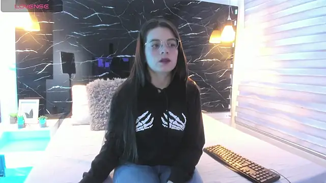 ZOE LE online show from November 7, 2025, 11:26 am