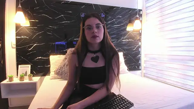 ZOE LE online show from October 27, 2025, 11:44 am