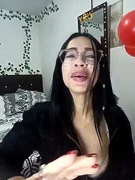 Snapshot of YaraDuartee chatting on February 19, 2026, 1:24 am YaraDuartee online show from February 19, 2026, 1:24 am