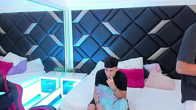 Snapshot of Spaceboys18 chatting on November 19, 2025, 12:10 am Spaceboys18 online show from November 19, 2025, 12:10 am