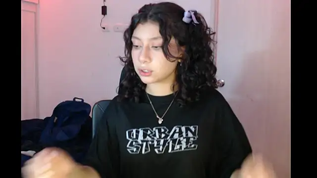 Snapshot of Ivonnybonn chatting on November 18, 2025, 7:33 am Ivonnybonn online show from November 18, 2025, 7:33 am