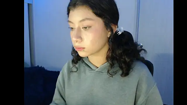 Snapshot of Ivonnybonn chatting on November 5, 2025, 5:10 am Ivonnybonn online show from November 5, 2025, 5:10 am