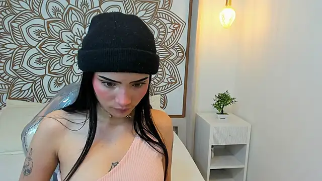 Daphne Nicolle online show from October 10, 2025, 8:53 pm