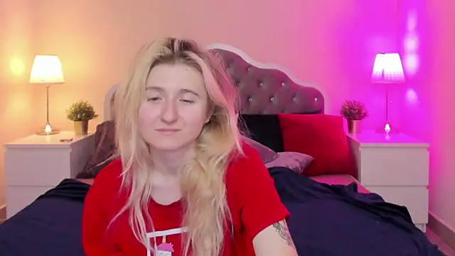 Snapshot of CamillaDreamer chatting on November 17, 2025, 10:14 pm CamillaDreamer online show from November 17, 2025, 10:14 pm