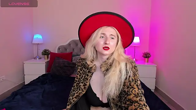 Snapshot of CamillaDreamer chatting on October 17, 2025, 10:07 am CamillaDreamer online show from October 17, 2025, 10:07 am