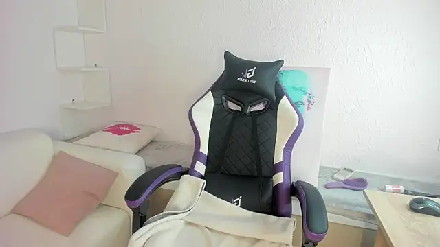 Snapshot of Ella_starrr__ chatting on April 9, 2026, 6:19 am Ella starrr online show from April 9, 2026, 6:19 am