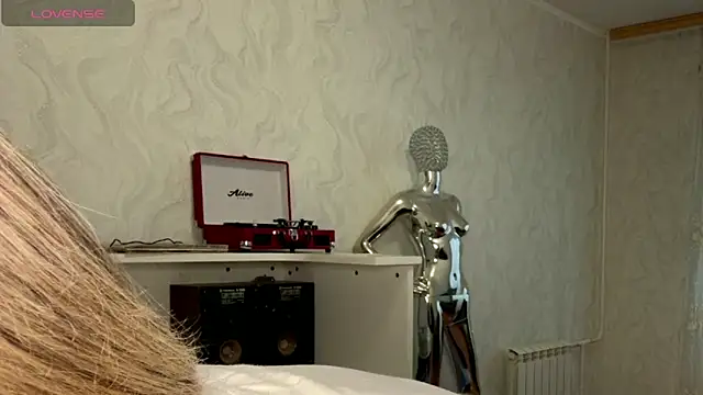 LindyEckland online show from April 14, 2026, 1:16 pm