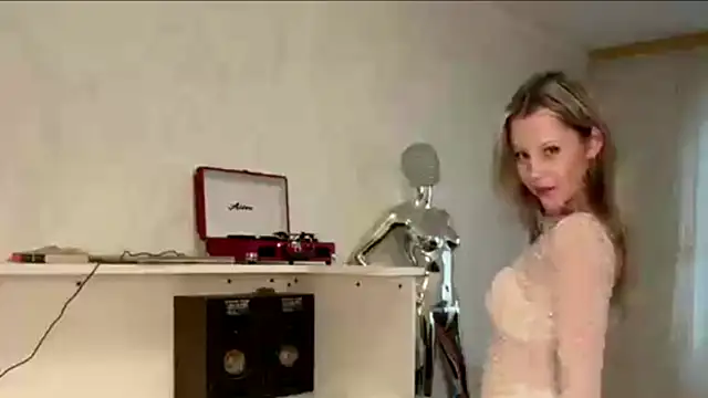 LindyEckland online show from April 15, 2026, 1:04 pm