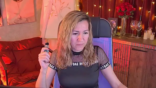 Snapshot of DonnaSmitth chatting on April 8, 2026, 6:31 pm DonnaSmitth online show from April 8, 2026, 6:31 pm