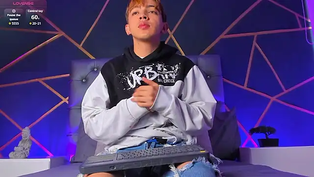 Lian Miller1  online show from February 21, 2026, 12:40 pm