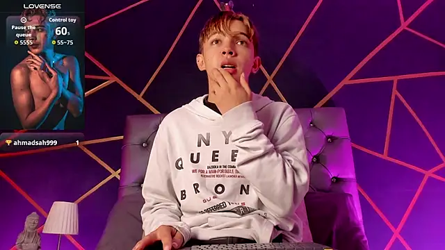 Lian Miller1  online show from April 9, 2026, 12:22 pm