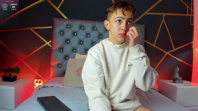 Lian Miller1  online show from October 27, 2025, 12:39 pm