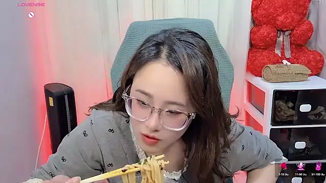 NEWONETO online show from November 13, 2025, 3:38 pm