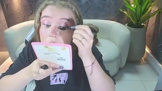 Snapshot of carla_tp chatting on October 12, 2025, 1:01 pm carla tp online show from October 12, 2025, 1:01 pm