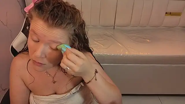 Snapshot of carla_tp chatting on November 24, 2025, 12:49 pm carla tp online show from November 24, 2025, 12:49 pm