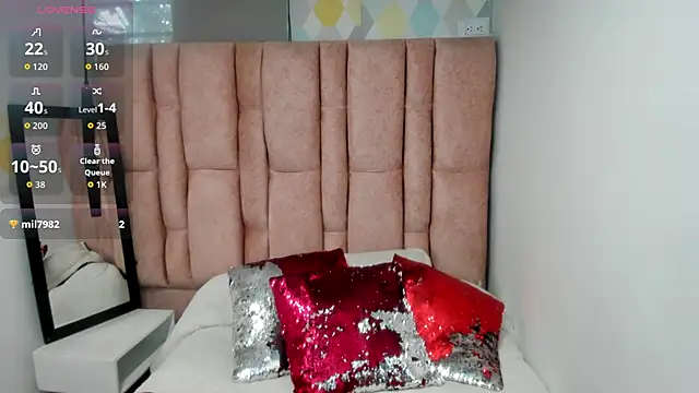 Issa Milf   online show from April 7, 2026, 1:13 pm