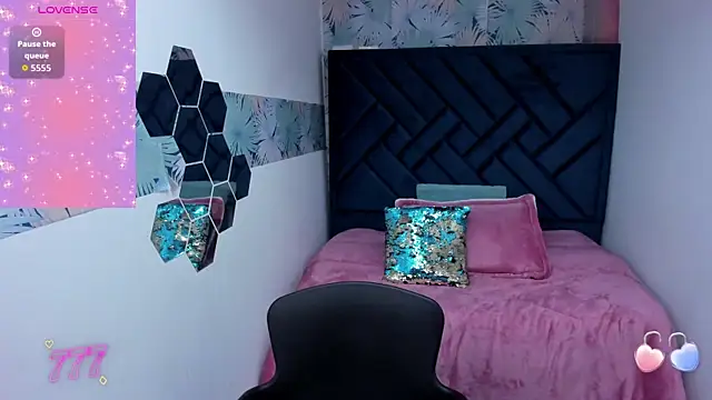 Snapshot of Valery_More__ chatting on April 21, 2026, 1:07 pm Valery More online show from April 21, 2026, 1:07 pm
