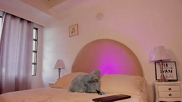 charlotte  queen online show from November 20, 2025, 1:23 pm